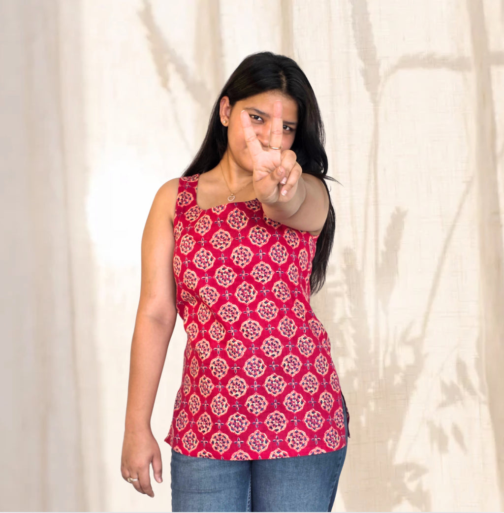 Rani Riwaaz Sleeveless Kurti