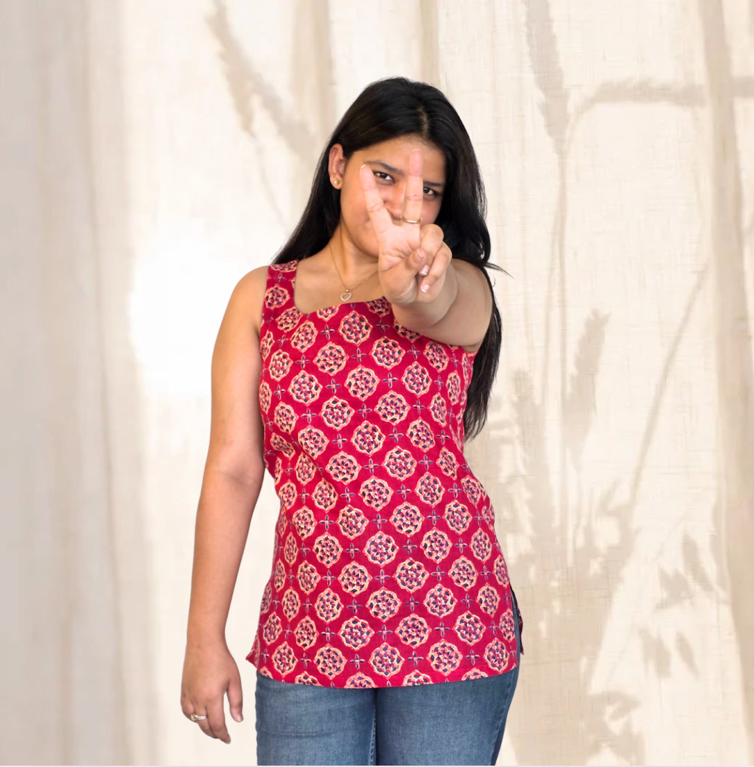 Rani Riwaaz Sleeveless Kurti